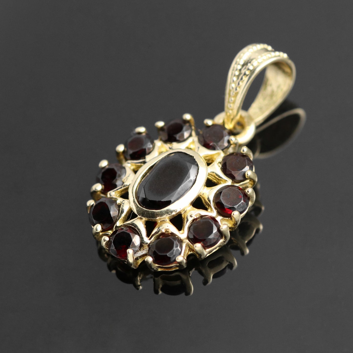 14k yellow gold pendant 11x red colored stones 