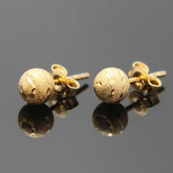 Kugelförmigen Ohrstecker aus 18 Karat Gelbgold wiegen 1,34 Gramm und haben Maße von 1,5x6x6 mm