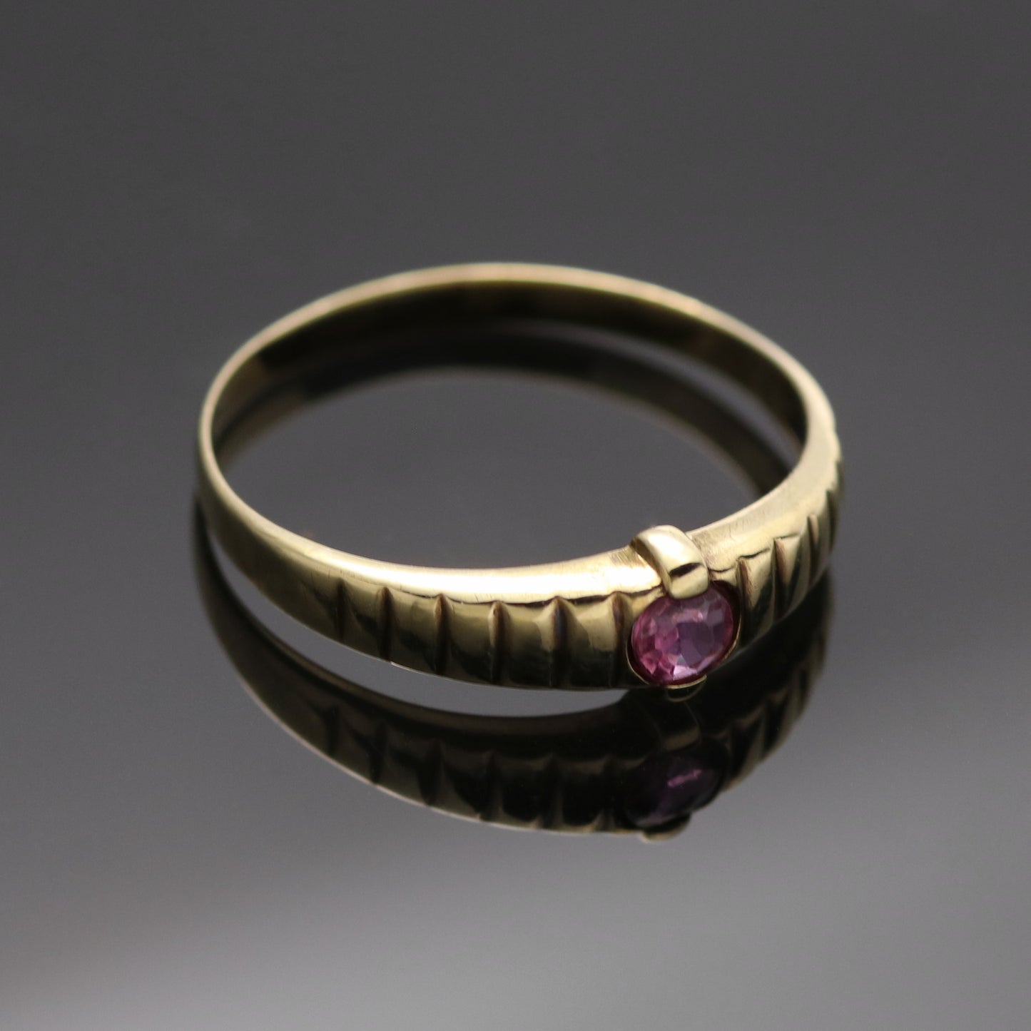 8k yellow gold ring 1x red colored stone 