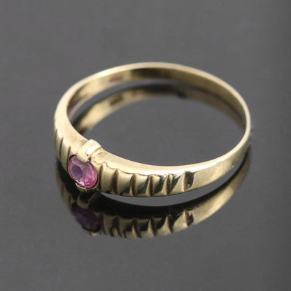 8k yellow gold ring 1x red colored stone 