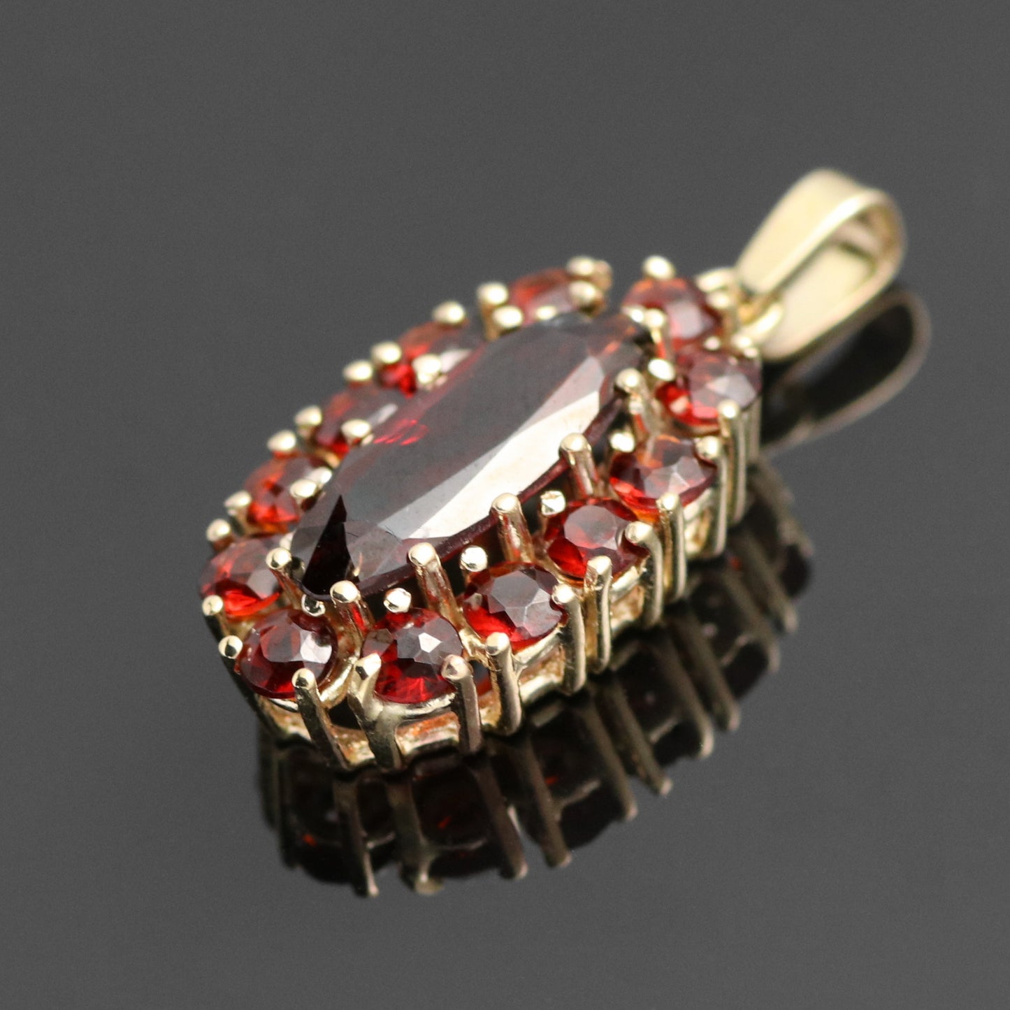 8k yellow gold pendant 13x garnet 