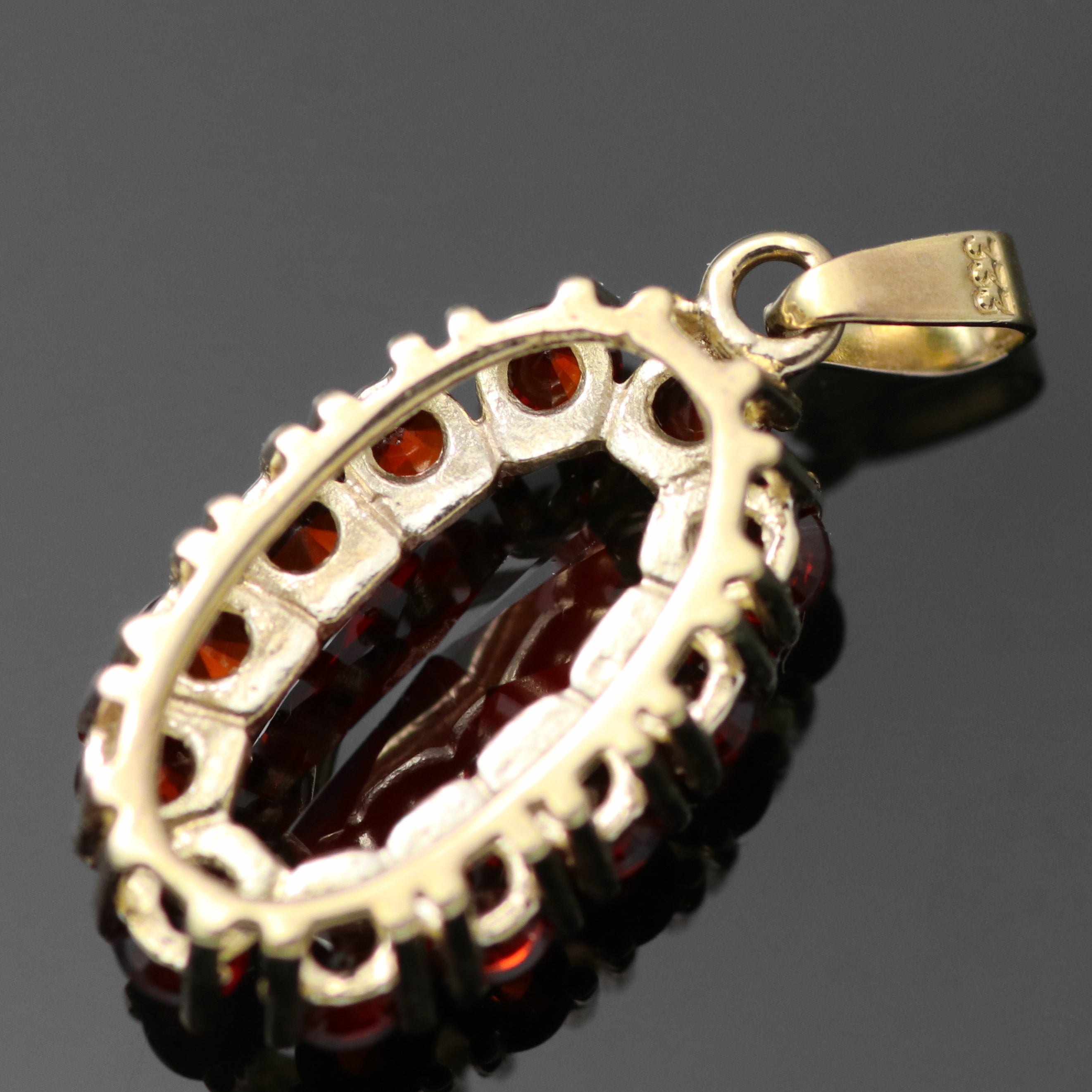 8k yellow gold pendant 13x garnet 